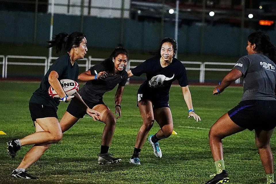ADA KEMAJUAN: Aqilah (dua dari kiri) gembira sekolahnya, SIT, terbuka hati untuk menyertai Program Penglibatan Tertiari Wanita anjuran Jawatankuasa Pembangunan Wanita di bawah Kesatuan Ragbi Singapura (SRU) yang diadakan di Stadium Jurong West setiap Rabu. - Foto-Foto BH oleh KHALID BABA 