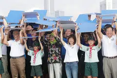 HARGAI AIR: Puan Halimah Yacob (tiga dari kiri) menyertai kegiatan membuat bentuk titik air beramai-ramai sempena sambutan Hari Air Sedunia Singapura di Marina Barrage. Turut hadir ialah Encik Masagos Zulkifli Masagos Mohamad (paling kiri) dan Dr Amy Khor (dua dari kanan). - Foto PUB