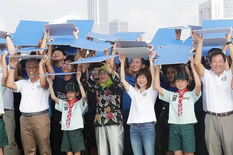 HARGAI AIR: Puan Halimah Yacob (tiga dari kiri) menyertai kegiatan membuat bentuk titik air beramai-ramai sempena sambutan Hari Air Sedunia Singapura di Marina Barrage. Turut hadir ialah Encik Masagos Zulkifli Masagos Mohamad (paling kiri) dan Dr Amy Khor (dua dari kanan). - Foto PUB