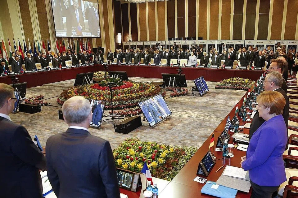 PERINGATI MANGSA DI PERANCIS: Para pemimpin yang menghadiri Sidang Puncak Asia-Eropah (Asem) yang berlangsung di Mongolia semalam bertafakur seminit bagi memperingati mangsa yang terkorban dalam serangan berdarah di Nice, Perancis. - Foto AFP