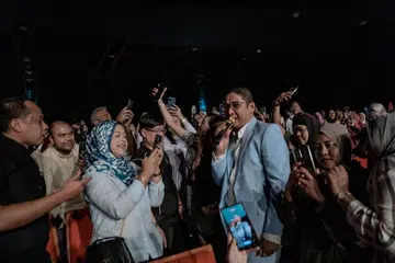 DEKATI PEMINAT: Pasha beberapa kali turun pentas bagi memenuhi permintaan peminat yang ingin bergambar dengannya sambil beliau menyanyi.