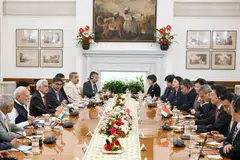 Perdana Menteri, Encik Lawrence Wong (tiga dari kanan), bersama Perdana Menteri India, Encik Narendra Modi (dua dari kiri), semasa pertemuan delegasi di Hyderabad House, New Delhi, India, pada 4 September. Turut hadir ialah Menteri Ehwal Luar, Dr Vivian Balakrishnan (empat dari kanan), dan Pemangku Menteri Pengangkutan, Encik Jeffrey Siow (dua dari kanan).