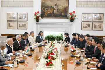 Perdana Menteri, Encik Lawrence Wong (tiga dari kanan), bersama Perdana Menteri India, Encik Narendra Modi (dua dari kiri), semasa pertemuan delegasi di Hyderabad House, New Delhi, India, pada 4 September. Turut hadir ialah Menteri Ehwal Luar, Dr Vivian Balakrishnan (empat dari kanan), dan Pemangku Menteri Pengangkutan, Encik Jeffrey Siow (dua dari kanan).