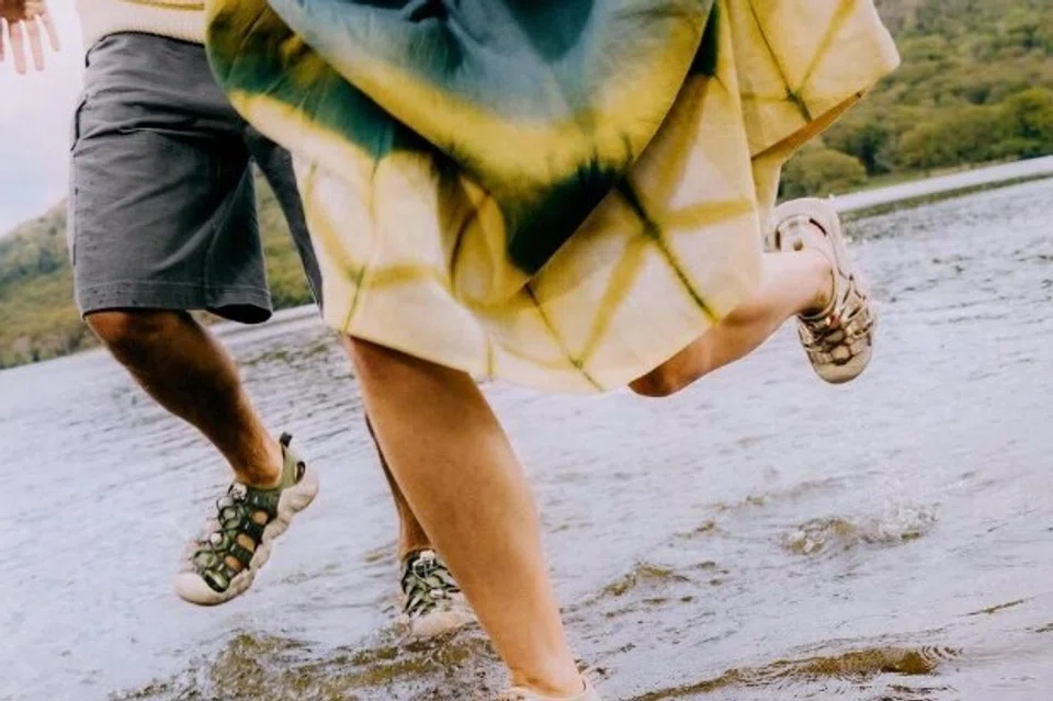 Keen Hyperport H2, separuh sandal separuh kasut, dianggap pendahulu FiveFingers, teknikal dan sering digelar tidak menarik.