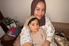 Cik Azhani Fisal, 28 tahun, menjaga anak saudaranya, adik Alwee Faeyza Muhammad Ikram yang kini berusia dua tahun, setelah kehilangan kedua-dua ibu bapanya.