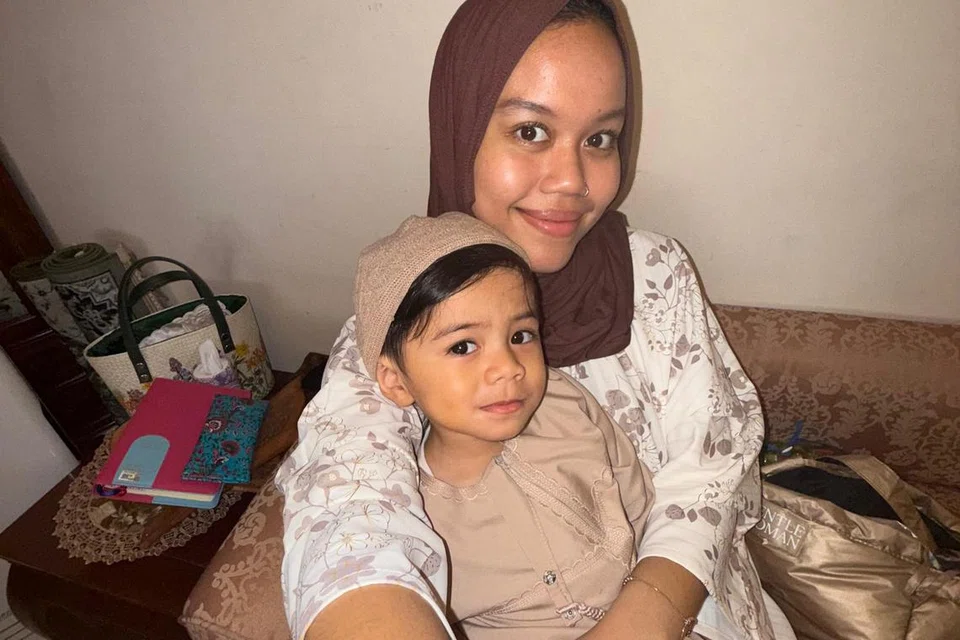 Cik Azhani Fisal, 28 tahun, menjaga anak saudaranya, adik Alwee Faeyza Muhammad Ikram yang kini berusia dua tahun, setelah kehilangan kedua-dua ibu bapanya.