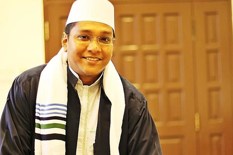 SERU BERSEDEKAH: Ustaz Dr Leyaket Ali (gambar atas) dan Ustaz Saripi Rawi menyeru orang ramai agar bersedekah dan melakukan apa saja perkara baik demi mengejar ganjaran syurga. 