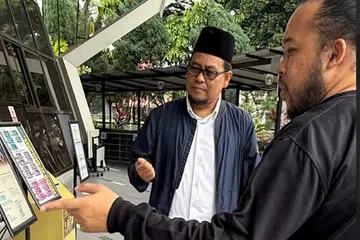 Sebagai Superintenden Daerah Masjid (Daerah Barat), Ustaz Dr Suhaimi Mustar (kiri), bertanggungjawab terhadap 16 masjid di kawasan Barat Singapura. 