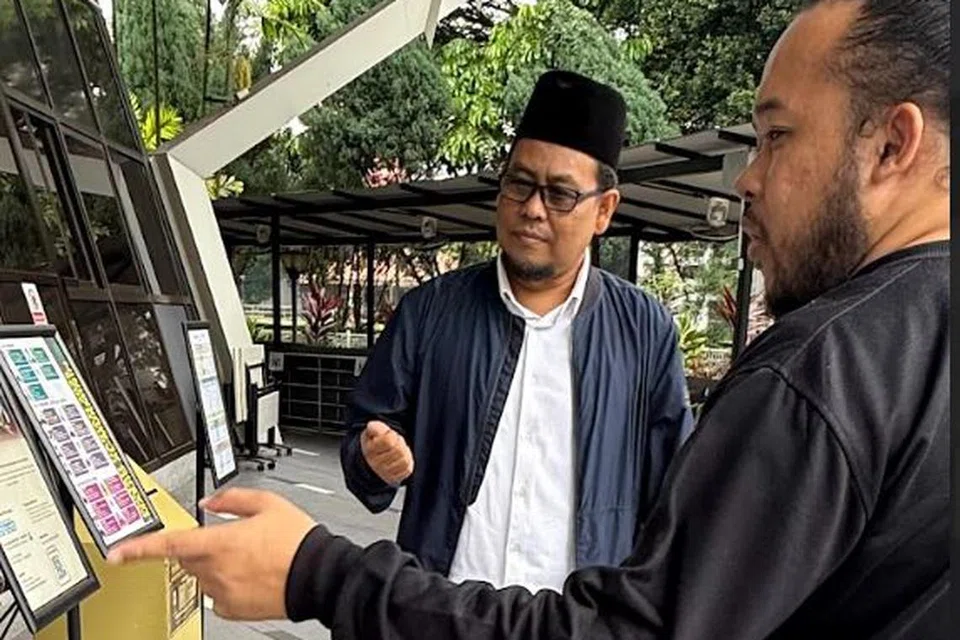 Sebagai Superintenden Daerah Masjid (Daerah Barat), Ustaz Dr Suhaimi Mustar (kiri), bertanggungjawab terhadap 16 masjid di kawasan Barat Singapura. 