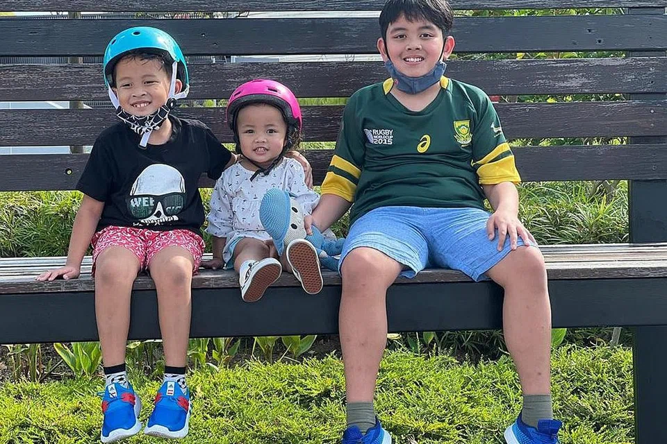 BERBEZA TAPI TIDAK KURANG: Penulis cuba mendedahkan anak sulungnya, Aydan Ziqry, yang mempunyai autisme kepada kegiatan yang dilakukan oleh anak-anaknya yang lain, Aadil Haris (kiri) dan Amelie Sofia Hannah (tengah), bagi mengingatkan anaknya bahawa autisme tidak menghalang dia mencapai potensinya sepenuhnya. - Foto BH oleh NAZRI HADI SAPARIN