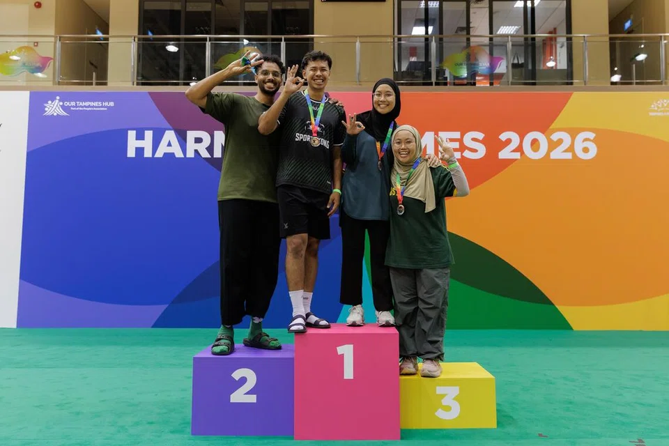 Pengasas Saalam Sports, Cik Haira Hairu, bersama kumpulan bola keranjangnya berjaya mendapat tempat ketiga.