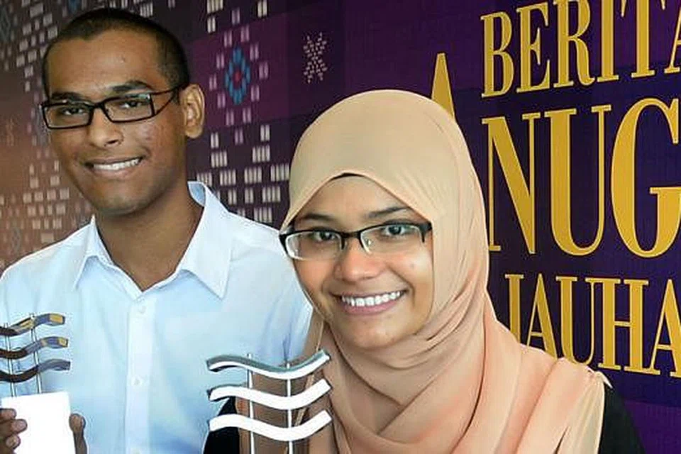 CONTOH CEMERLANG: Encik Ahmad Abdurrahman dan Cik Amalina Ridzuan, dua pelajar madrasah pertama yang berjaya melangkah ke Sekolah Perubatan Yong Loo Lin, NUS, menerusi laluan politeknik. - Foto JOHARI RAHMAT