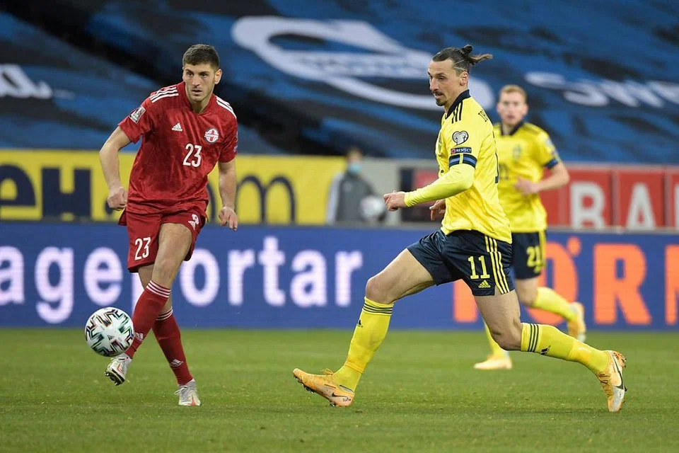 MASIH LIGAT BERAKSI: Ibrahimovic (kanan) kembali beraksi untuk Sweden dalam kemenangan 1-0 pasukan ke atas Georgia kelmarin. Pada usia 39 tahun, beliau menjadi pemain tertua mewakili Sweden selepas penjaga gol Thomas Ravelli. - Foto AFP