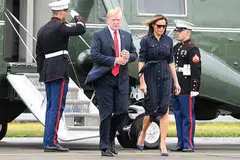 PERLINDUNGAN PERDAGANGAN: Presiden Donald Trump dan isteri, Melania Trump turun dari pesawat Marine One. Kebimbangan mengenai langkah perlindungan perdagangan lanjut yang akan dikenakan Amerika menyebabkan dolar Amerika Syarikat susut berbanding mata wang utama ke paras terendah dalam lebih dua minggu. - Foto REUTERS.
