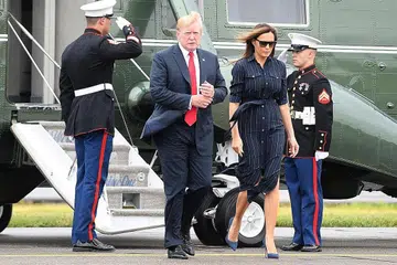 PERLINDUNGAN PERDAGANGAN: Presiden Donald Trump dan isteri, Melania Trump turun dari pesawat Marine One. Kebimbangan mengenai langkah perlindungan perdagangan lanjut yang akan dikenakan Amerika menyebabkan dolar Amerika Syarikat susut berbanding mata wang utama ke paras terendah dalam lebih dua minggu. - Foto REUTERS.