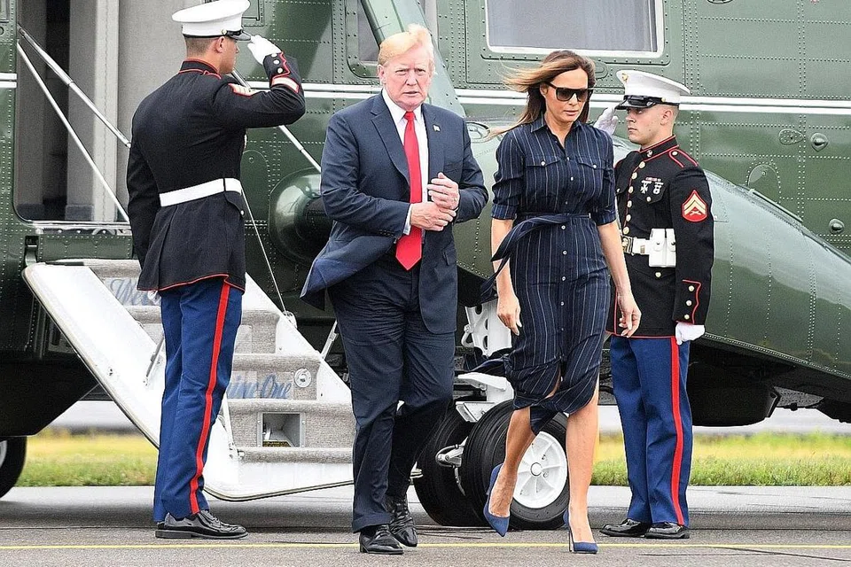 PERLINDUNGAN PERDAGANGAN: Presiden Donald Trump dan isteri, Melania Trump turun dari pesawat Marine One. Kebimbangan mengenai langkah perlindungan perdagangan lanjut yang akan dikenakan Amerika menyebabkan dolar Amerika Syarikat susut berbanding mata wang utama ke paras terendah dalam lebih dua minggu. - Foto REUTERS.