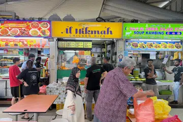 Al Hikmah Chicken Rice, Upper Boon Keng Market and Food Centre, ayam mentah di lantai