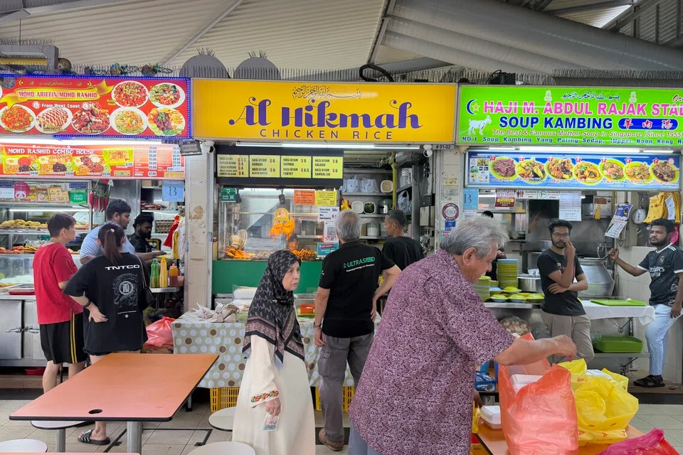 Gerai Al Hikmah Chicken Rice masih beroperasi di pusat makanan Upper Boon Keng pada 20 November, walaupun kakitangan mengaku perniagaan terjejas akibat berita’tidak benar’  tular sejak 18 November. 