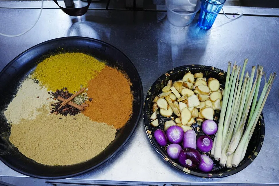 Sebelum proses memasak, semua bahan dan rempah-ratus disediakan dan disukat. Menurut pengurus dapur restoran, Tash Tish Tosh, syarikat yang membekalkan bubur lambuk kepada empat masjid, Encik Mohd Raffiuddin Rosli, pasukannya menggunakan sekitar 100 kilogram beras, 20 kilogram daging dan lima kilogram sayur-sayuran bagi menyiapkan lebih 1,000 paket bubur setiap hari.