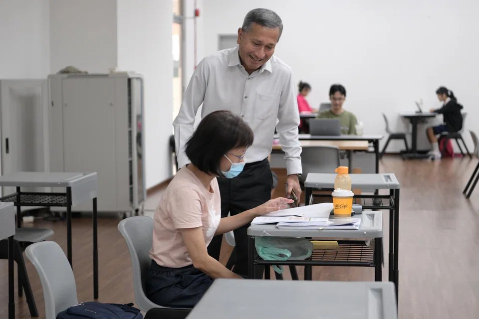 LAWATAN AP: Ahli Parlimen GRC Holland-Bukit Timah, Dr Vivian Balakrishnan melawat penduduk yang bermalam di bilik di Pusat Komuniti Senja-Cashew sementara menunggu letupan bom WWII. Bilik khusus ini adalah untuk pelajar dan orang dewasa yang bekerja.