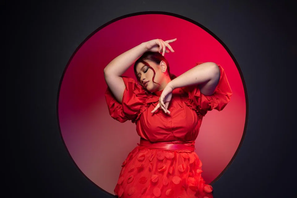 Menerusi lagu ‘Investments’, penyanyi Singapura, Afrah Athasha Aman Shah, atau lebih dikenali sebagai Zalelo, ingin menyampaikan pesanan kepada ramai agar memberi perhatian pada kesihatan dan matlamat hidup sendiri.