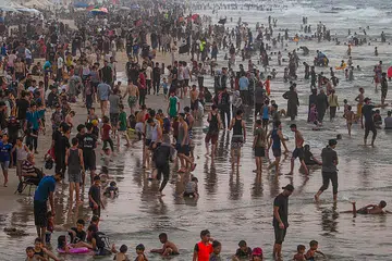 Penduduk Palestin yang kehilangan tempat tinggal meluangkan masa di pantai di barat Bandar Gaza, Jaluran Gaza, pada 14 Ogos 2026. Menurut Pertubuhan Bangsa-Bangsa Bersatu (PBB), kira-kira 1.9 juta penduduk Gaza, atau hampir 90 peratus daripada jumlah penduduk, masih kehilangan tempat tinggal, dengan ramai terpaksa berpindah beberapa kali sejak konflik Israel-Hamas bermula pada Oktober 2023. Keadaan itu berterusan ketika Amerika Syarikat  berusaha menggerakkan fasa seterusnya pelan damai Gaza, dengan utusannya, Encik Jared Kushner, berkata proses pelucutan senjata Hamas boleh bermula dalam tempoh seawal 30 hari.
