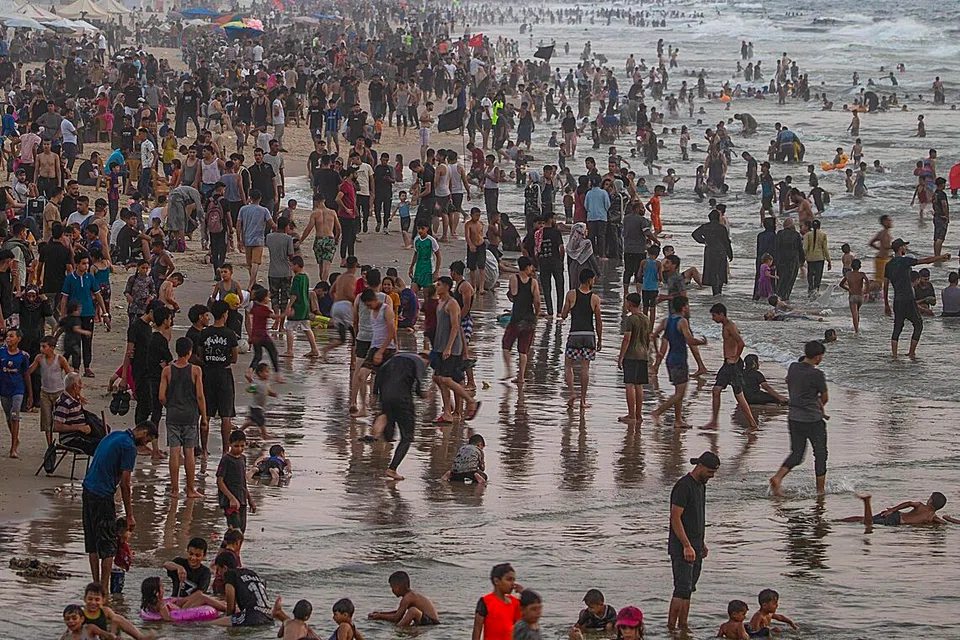 Penduduk Palestin yang kehilangan tempat tinggal meluangkan masa di pantai di barat Bandar Gaza, Jaluran Gaza, pada 14 Ogos 2026. Menurut Pertubuhan Bangsa-Bangsa Bersatu (PBB), kira-kira 1.9 juta penduduk Gaza, atau hampir 90 peratus daripada jumlah penduduk, masih kehilangan tempat tinggal, dengan ramai terpaksa berpindah beberapa kali sejak konflik Israel-Hamas bermula pada Oktober 2023. Keadaan itu berterusan ketika Amerika Syarikat  berusaha menggerakkan fasa seterusnya pelan damai Gaza, dengan utusannya, Encik Jared Kushner, berkata proses pelucutan senjata Hamas boleh bermula dalam tempoh seawal 30 hari.