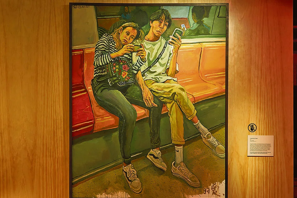 Lukisan Encik Yeo Tze Yang, Lovers on a Train, mengundang pengunjung untuk memikirkan interaksi harian mereka dengan kaum lain di ruang yang dikongsi sama seperti di dalam MRT.                                 