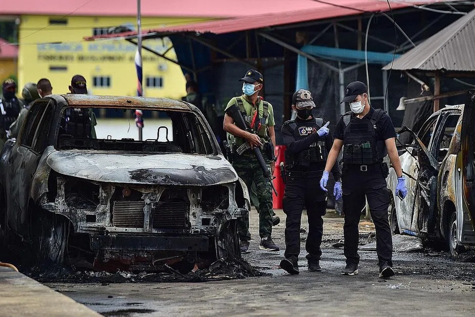 SIASAT SERANGAN: Anggota pasukan bom Thailand memeriksa kereta yang rosak selepas serangan oleh kumpulan pemisah di sebuah balai polis marin di daerah Tak Bai di Narathiwat di selatan negara itu. - Foto AFP