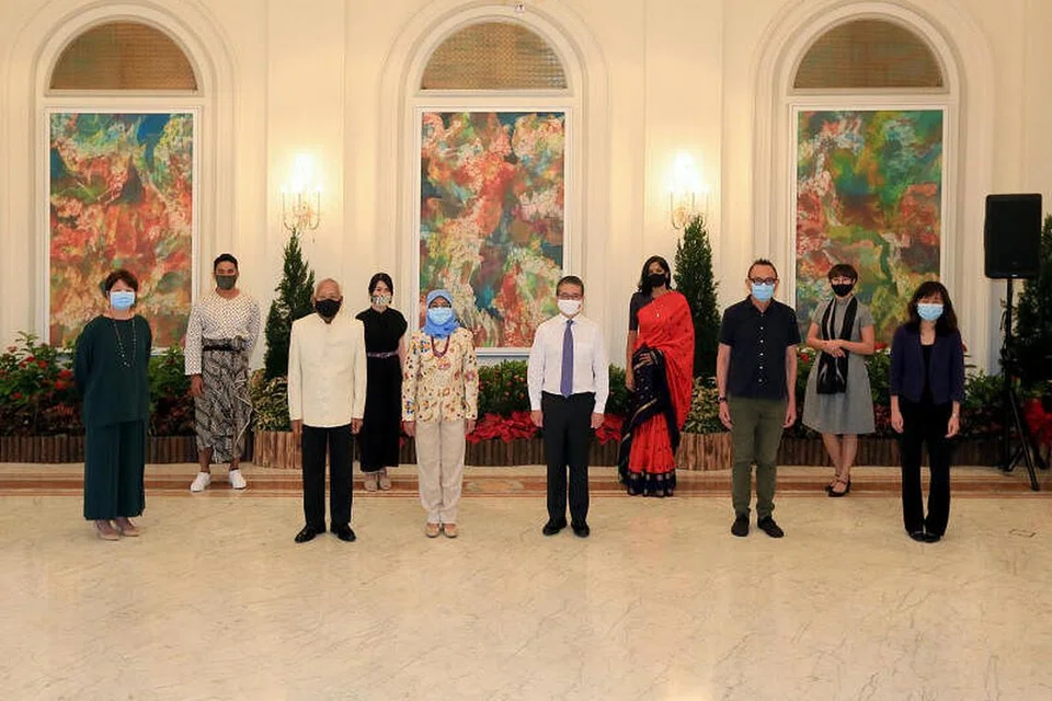 SENIMAN DENGAN NYALA RASA: Presiden Halimah Yacob menyanjung kepakaran dan komitmen Encik Sarkasi Said, yang ditemui di sesi bersama penerima Anugerah Pingat Budaya dan Anugerah Seniman Muda, Majlis Seni Kebangsaan (NAC) di Istana. - Foto FAIL 