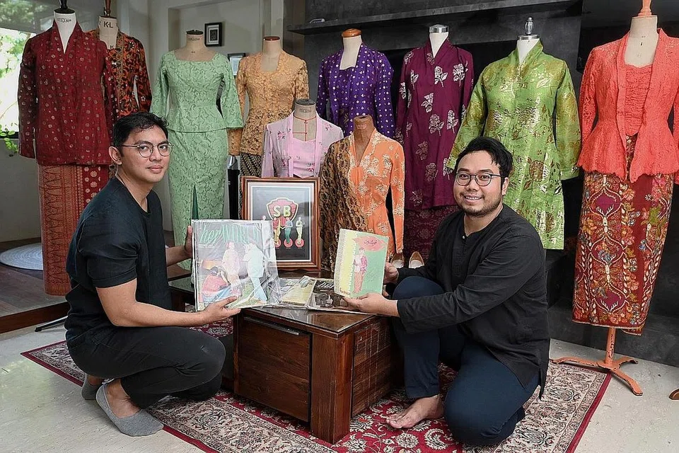 LESTARIKAN WARISAN BUDAYA: Encik Afiq (kiri) dan Encik Sufi mula memperoleh kebaya vintaj dari pelbagai negara sejak dua tahun lalu. Antara kebaya termahal termasuk kebaya songket bermotif bunga mawar (belakang, tiga dari kiri) yang diperoleh pada harga sekitar $1,600. - Foto BM oleh KHALID BABA