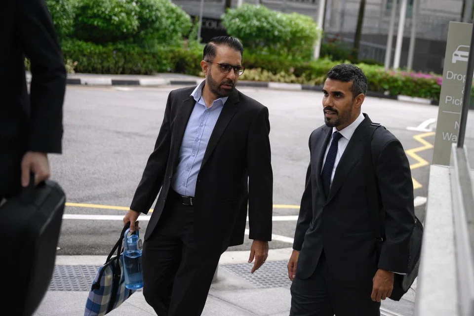Ketua Pembangkang, Encik Pritam Singh, yang juga setiausaha agung Parti Pekerja (WP) (kiri), tiba di Mahkamah Negara sekitar 9 pagi pada 16 Oktober bersama peguamnya, Encik Andre Jumabhoy (kanan).