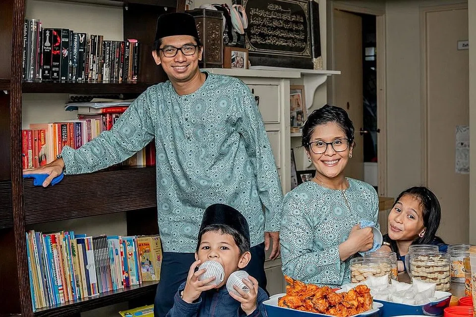 SAMBUTAN PENUH BERMAKNA: Cik Siti Zubaidah berasa ada hikmah di sebalik sambutan Raya yang terbatas tahun ini - membuka peluang kepadanya meluangkan lebih banyak masa bersama suami, Rohaizad Muhammed Sahid, dan anak-anaknya, Zafeerah dan Muhammad Ra'is. - Foto BH oleh NUR DIYANA TAHA