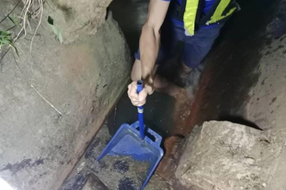 Kerja pembersihan pencemaran bau akibat kebocoran tangki daripada kilang plastik di Kuang, Gombak, Selangor, giat dijalankan.