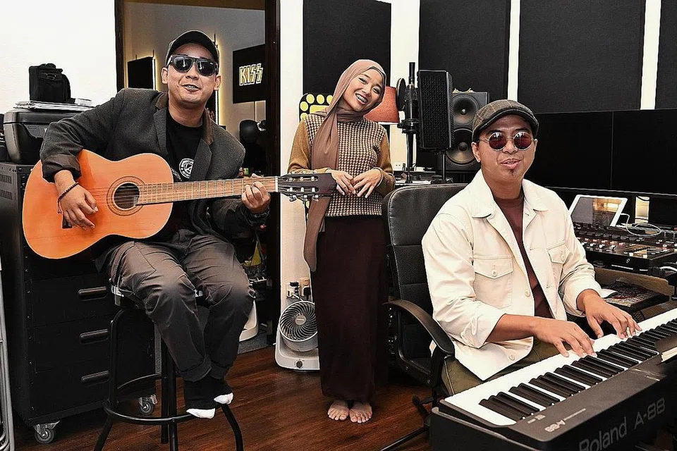 DEMI ISTERI: Nashriq Sani (kiri) akhirnya siap menghasilkan lagu Buka Hatimu yang dicipta bersama arwah isterinya, Nadya Dean, untuk rakan mereka, Sarah Adriana (tengah) dan Amir Mansor. - Foto BH oleh KHALID BABA