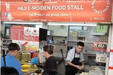 Gerai makanan Haji E-Moiden baru-baru ini viral kerana menggunakan slogan yang dikatakan meraih inspirasi daripada lagu ikonik Liverpool, You’ll Never Walk Alone.