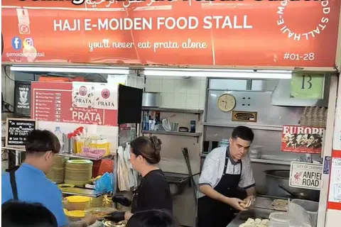 Gerai makanan Haji E-Moiden baru-baru ini viral kerana menggunakan slogan yang dikatakan meraih inspirasi daripada lagu ikonik Liverpool, You’ll Never Walk Alone.