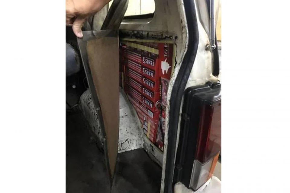 PENGUATKUASAAN KETAT: Pihak kastam giat bekerjasama dengan agensi penguatkuasaan undang-undang lain seperti Penguasa Imigresen dan Pusat Pemeriksaan (ICA) dan Pasukan Polis Singapura untuk menyekat penyeludupan rokok masuk ke Singapura. - Foto fail KASTAM SINGAPURA