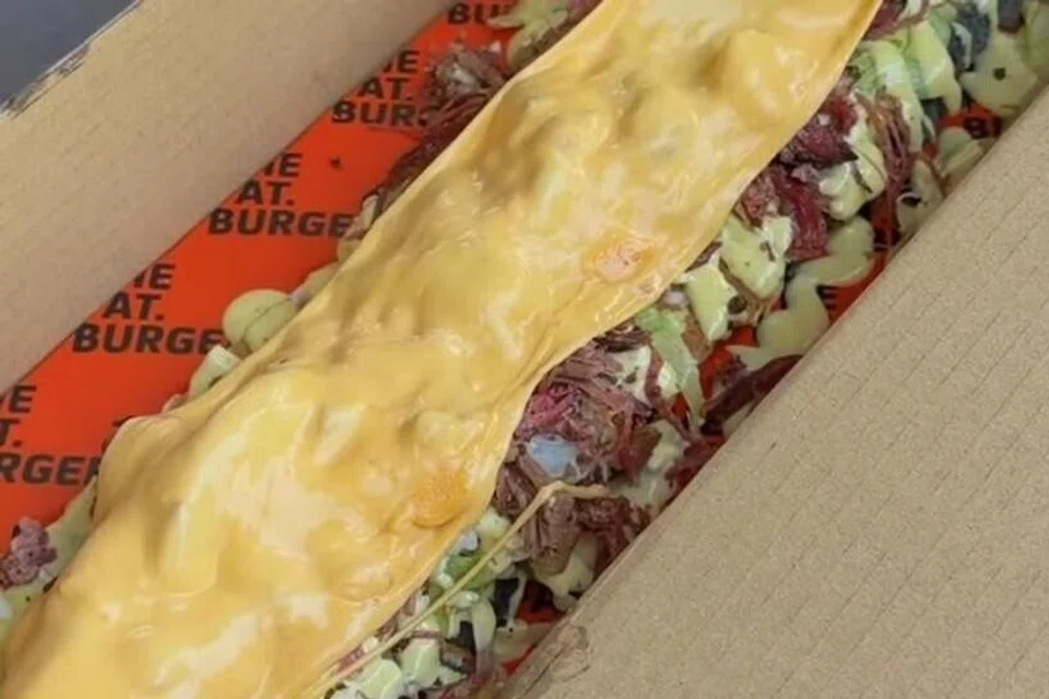 Roti john RM88 sebiji yang menggunakan daging pastrami dijual oleh seorang peniaga di Pulau Pinang, tetap menarik perhatian pembeli.