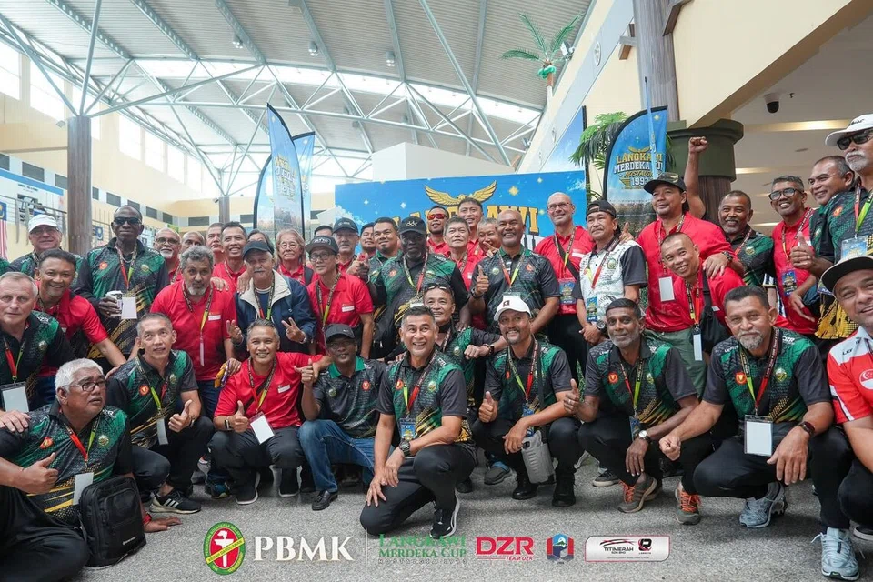 Pasukan legenda Singa dan pasukan legenda Kedah bergambar bersama. Walaupun mereka merupakan lawan di dalam padang, di luar mereka semua bermesra sebagai kawan.