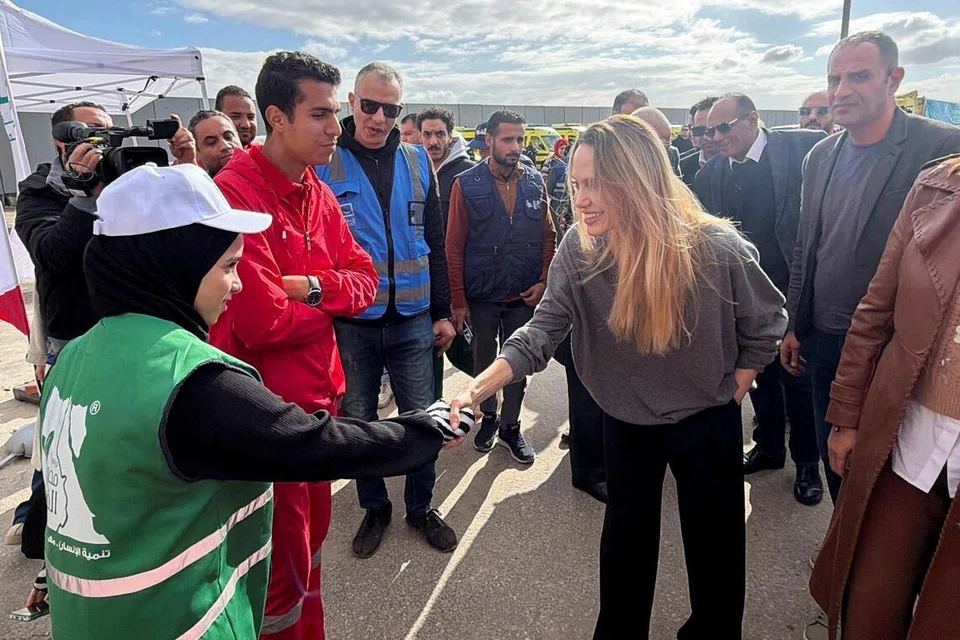 Bintang ternama Hollywood, Angelina Jolie  melawat kawasan sempadan Rafah di Mesir yang menghubungkan Gaza, bagi meninjau usaha penghantaran bantuan kemanusiaan ke wilayah bergolak itu.