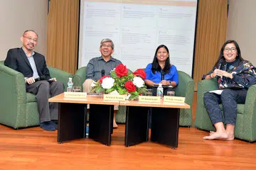 MENGAUP PELUANG EKONOMI BARU: (Dari kiri) Dr Randolph Tan, Dr Yaacob, Cik Mariam dan Cik Nadia (moderator) dalam dialog tertutup yang diadakan malam kelmarin. - Foto M.O. SALLEH