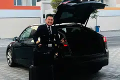 LAYANAN ISTIMEWA: Apabila pulang dari kerja dan juga pergi ke tempat kerja, juruterbang Emirates Encik Muhammad Redzuan Rashid akan dibawa oleh kereta khas dengan pemandunya sekali. Namun, pengalamannya tidak sentiasa indah; beliau pernah diberhentikan semasa pandemik, sebelum ditawarkan untuk bekerja semula apabila industri penerbangan kian pulih.