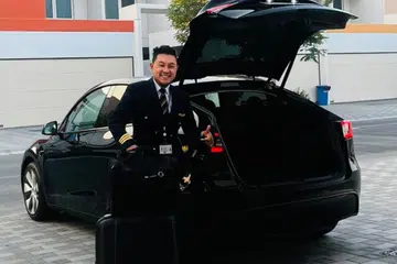 LAYANAN ISTIMEWA: Apabila pulang dari kerja dan juga pergi ke tempat kerja, juruterbang Emirates Encik Muhammad Redzuan Rashid akan dibawa oleh kereta khas dengan pemandunya sekali. Namun, pengalamannya tidak sentiasa indah; beliau pernah diberhentikan semasa pandemik, sebelum ditawarkan untuk bekerja semula apabila industri penerbangan kian pulih.