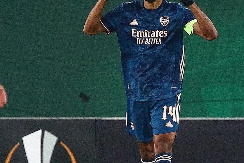 TIDAK SEMUA MALAP BAGI ARSENAL: Walaupun kapten pasukan Aubameyang (atas) diselar kerana prestasi hambar, kehadiran pemain baru, seperti Gabriel Magalhaes dan Thomas Partey, telah memperkukuhkan benteng pasukan, dengan Arsenal versi Arteta ini lebih sukar untuk ditembusi lawan. - Foto fail