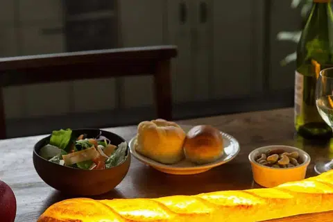 Lampu yang diperbuat daripada roti Perancis sebenar telah dikeluarkan isinya dan diawet dengan salutan antibakteria serta antikulat bagi mengelakkan pertumbuhan kulat.
