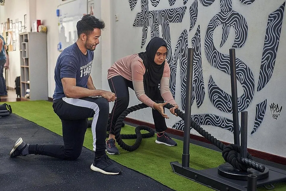 PASTIKAN KESELAMATAN: Studio kesihatan seperti 1-Habit antara lain akan menimbangkan kemungkinan menggunakan kit ujian pantas antigen (ART), sebagai rutin tetap untuk kakitangannya agar semua dapat bersenam dengan selamat. (Gambar latihan ini diambil semasa Fasa Tiga) - Foto ihsan AQILAH NORAZMAN