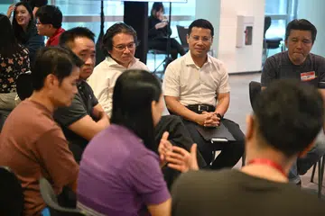 PESERTA SUARA KEPRIHATINAN: Menteri Pembangunan Negara, Encik Desmond Lee (dua dari kanan), menyertai perbincangan mengenai perumahan sebagai sebahagian inisiatif ‘Melakar Hala Tuju Singapura’ pada Ahad di Pusat NTUC.
