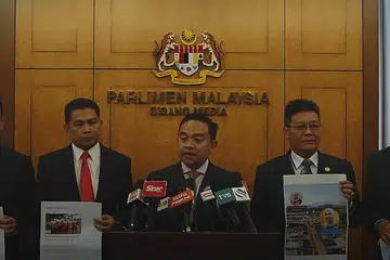 BUAT DAKWAAN: Ketua Penerangan Parti Pribumi Bersatu Malaysia (Bersatu), Encik Wan Saiful Wan Jan, semasa mengadakan satu sidang media di bangunan Parlimen. - FOTO FACEBOOK / WAN SAIFUL WAN JAN