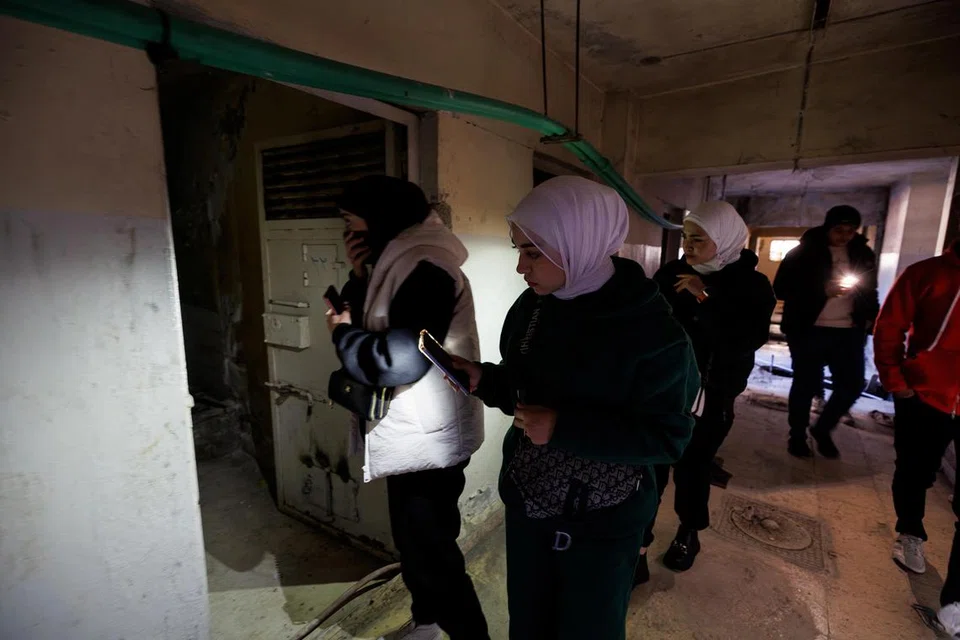 
Sebahagian daripada pengunjung yang melawat sel di kompleks bawah tanah lima tingkat di penjara Sednaya, yang dipercayai menempatkan ribuan tahanan yang masih hidup tetapi dalam keadaan genting. 